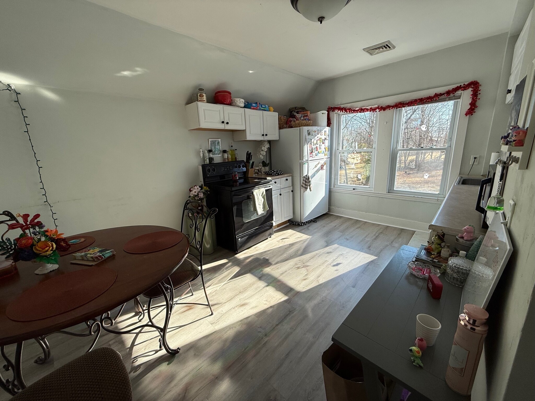 Building Photo - 146 Pleasant St