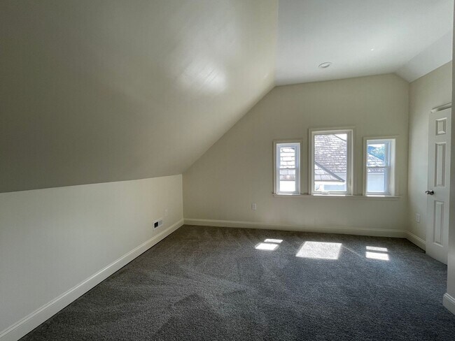 Building Photo - 6905 Belair Rd