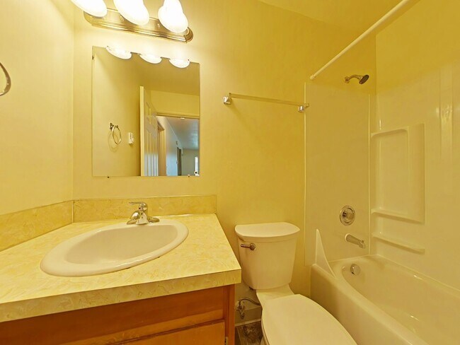 Building Photo - 2 Bedroom Apartment ~ Close to Campus ~ Ca...