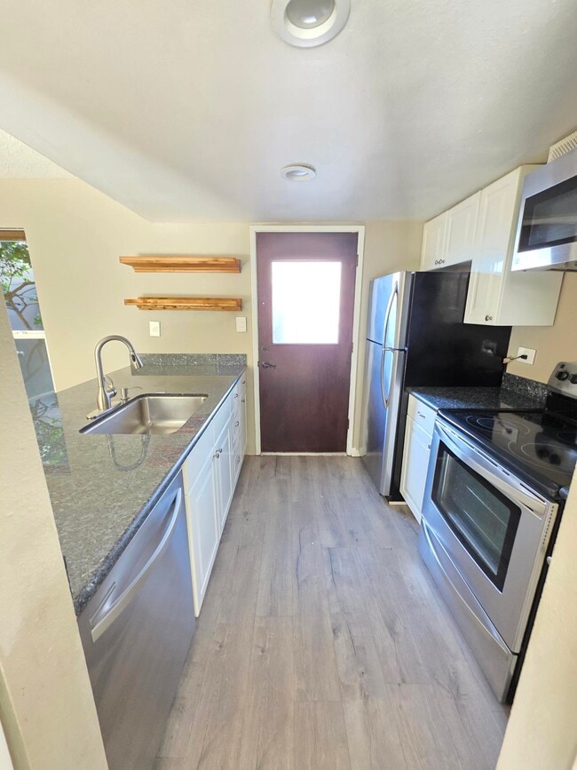 Building Photo - 5472 Roundtree Pl