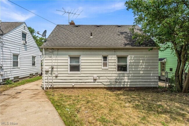 Building Photo - 15902 Maplewood Ave