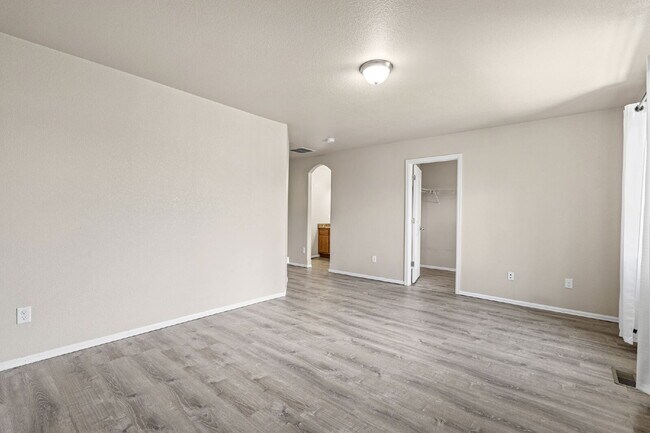 Building Photo - Updated 3-Bedroom Townhome with Private Ya...