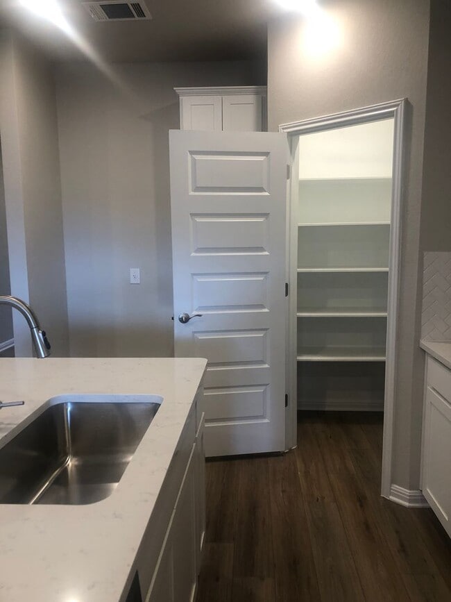 Building Photo - -=Available April 2026=-  4BR/2BA w/ Fenced Yard + Covered Parking in Hutto, TX