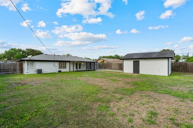 Building Photo - Charming 3 Bedroom Home