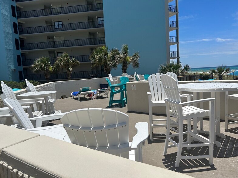 Sundeck on complex (community) - 8817 S Thomas Dr