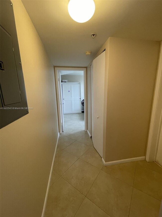 Building Photo - 1555 N Treasure Dr