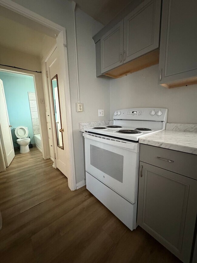 Building Photo - 39-43 W 880 N