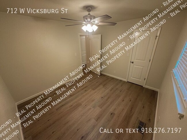 Building Photo - 712 W Vicksburg St