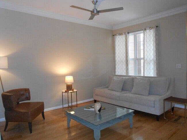 Building Photo - Beautifully Updated Townhome in Prime Carrboro Location – Walk to Downtown & Weaver Street Market