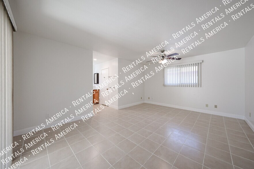 Building Photo - 935 E Wesleyan Dr