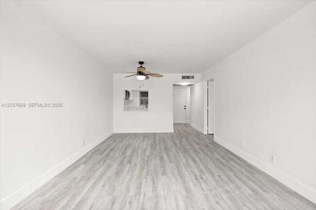 Building Photo - 9441 Evergreen Pl
