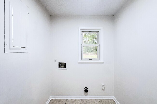 Building Photo - 637 McDowell Rd