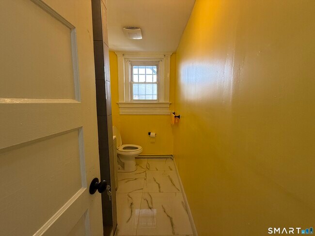 Building Photo - 483 Barnum Ave