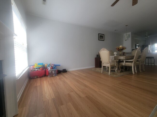 Building Photo - Beautifully Updated Townhouse in Sought-Af...