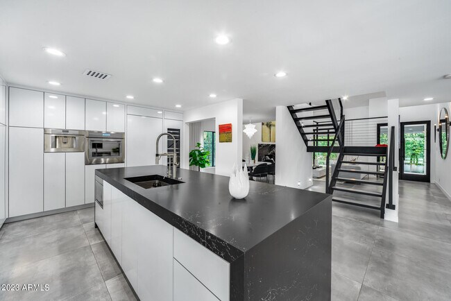 Building Photo - 8618 N Timberlane Dr