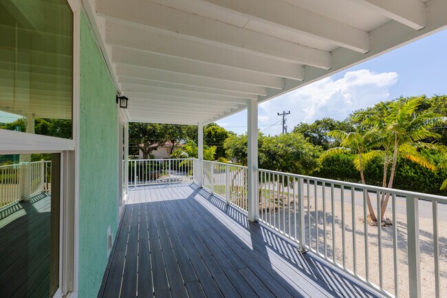 Building Photo - 224 W Seaview Dr