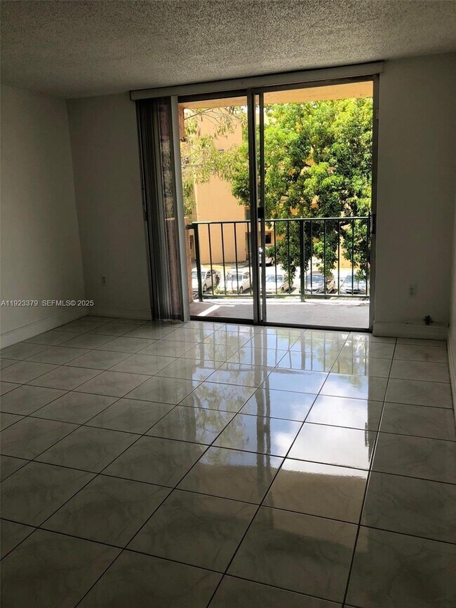 Building Photo - 9360 Fontainebleau Blvd