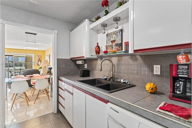 Building Photo - 2200 Diana Dr