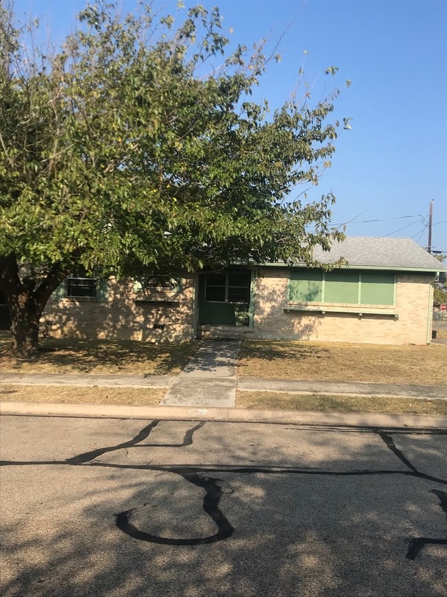 Primary Photo - 1105 Pine Dr