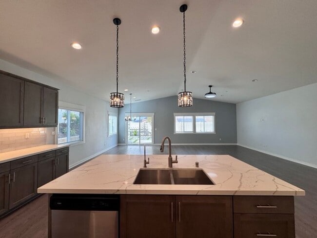 Building Photo - Stunning 2021 built 4 bedroom home for LEA...