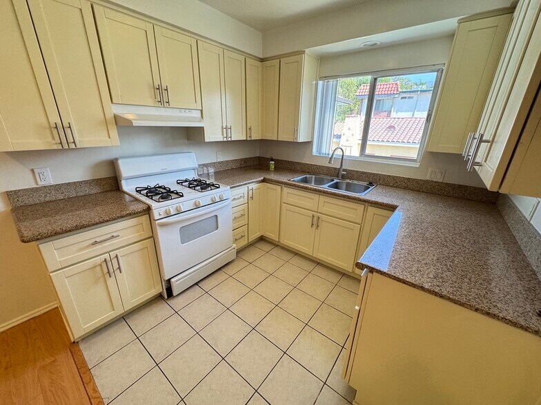 Building Photo - 1152 Ruberta Ave