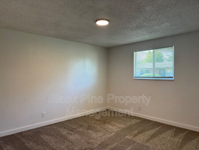 Building Photo - 137 Davis Ave