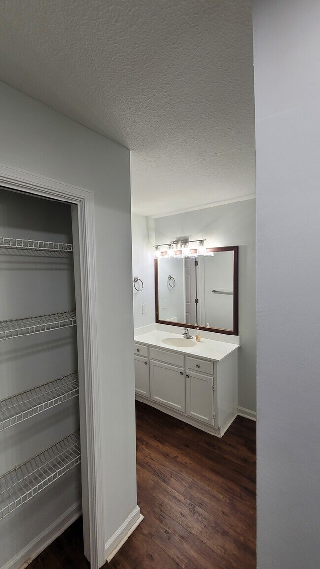 Building Photo - 2 bedroom 2 bath Condo in Lenox Heights, o...