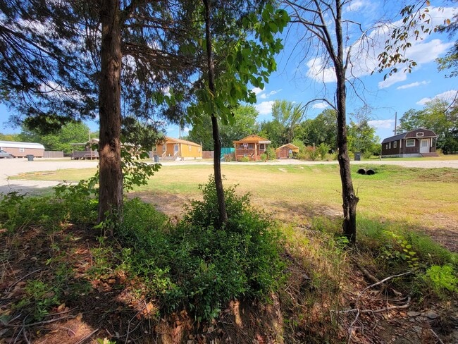Building Photo - Cute Tiny Home near Cedar Creek Lake.  Fur...