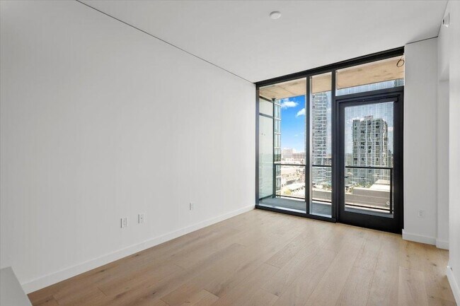 Building Photo - 610 Davis St
