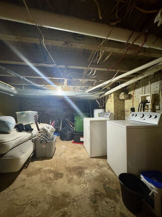 Building Photo - Charming 2 Bedroom/1.5 Bathroom Townhome in Highlandtown, MD!
