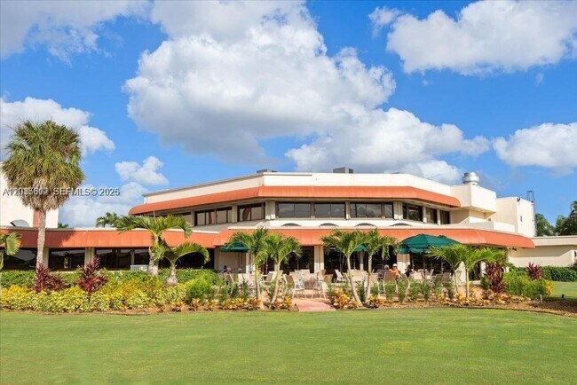 Building Photo - 700 S Hollybrook Dr