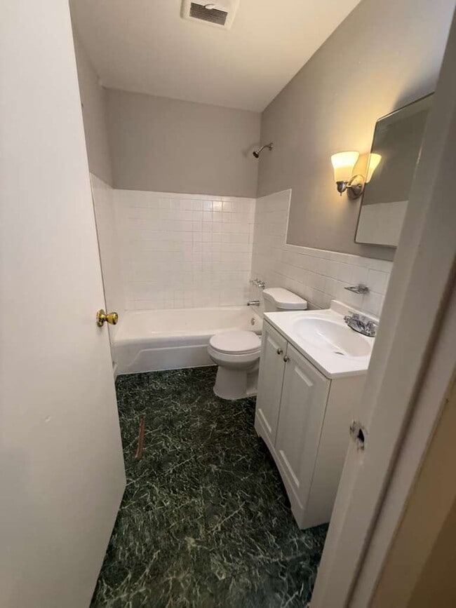 Building Photo - "Charming St. Louis Duplex: Cozy 2-Bedroom, 1-Bath with Hardwood Elegance!" Section 8 Approved