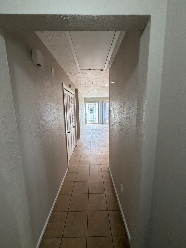 Building Photo - 6423 S Briar Bayou Dr