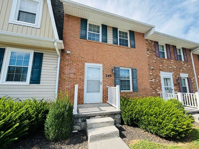 Building Photo - 2 Bedroom, 1.5 Bath Townhouse