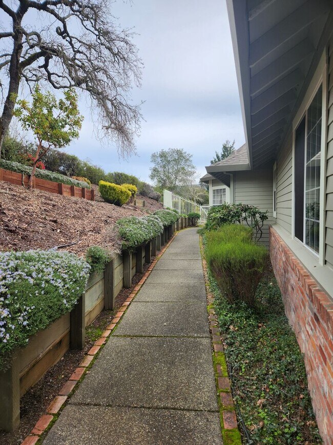 Building Photo - "Must See" House in Oakmont w/beautiful vi...