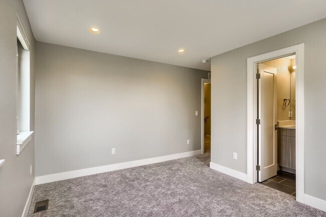 Building Photo - 3 bedroom / 3.5 bath Townhome + 2 Large Flex Spaces & Spacious Roof Top Deck!