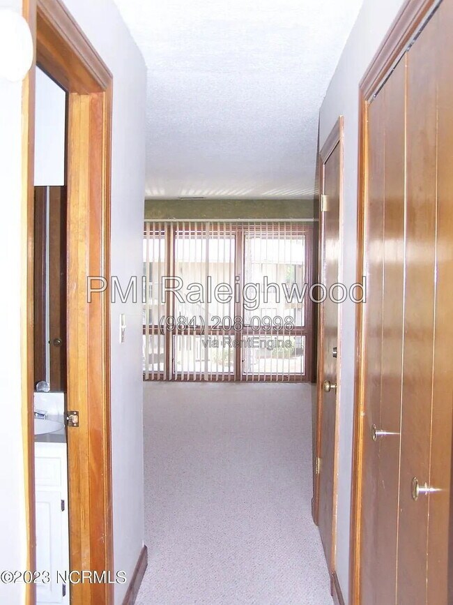Building Photo - 220 Foxkroft Dr