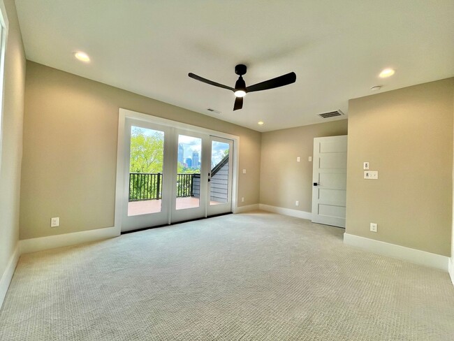 Building Photo - LUXURY Rooftop Terrace Townhome