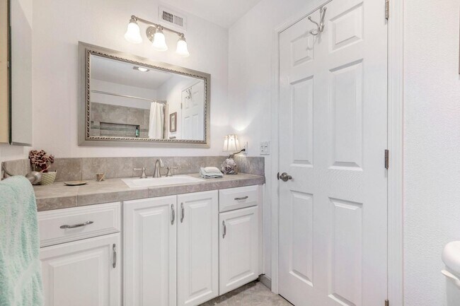 Building Photo - Recently updated spacious 3 bedroom 2.5 bath townhome available soon