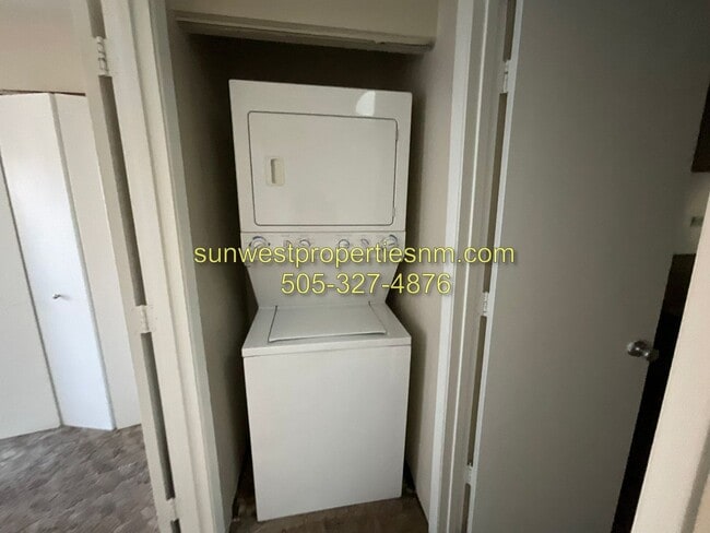 Building Photo - 2 Bedroom, 1.5 Bathroom with Garage