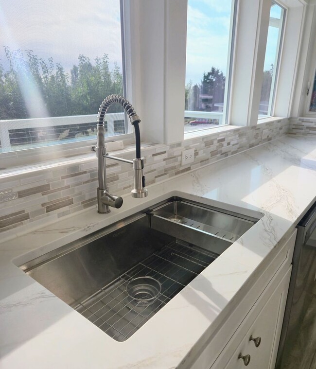 Building Photo - Newly Remodeled 2 Bedroom Home & ADU For R...