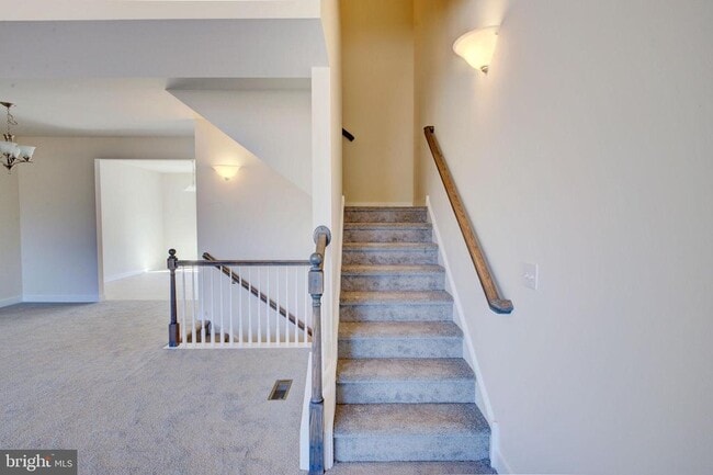 Building Photo - 29 Independence Ct