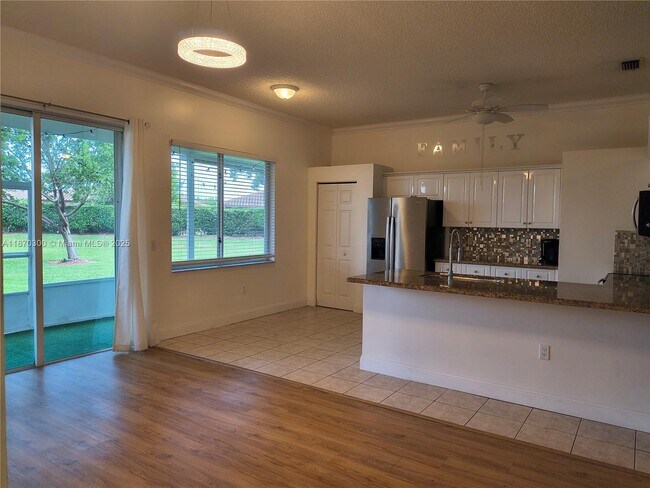 Building Photo - 440 SE 25th Dr