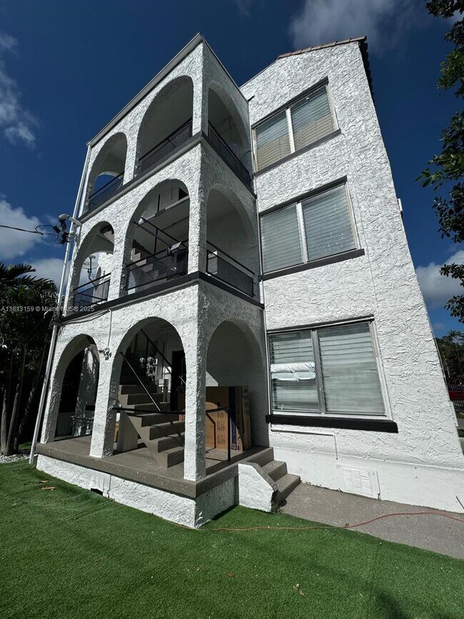 Building Photo - 444 Ponce de Leon Blvd