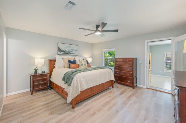Building Photo - 512 Samana Way