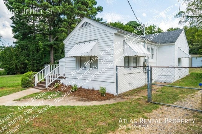 Building Photo - 306 Bethel St NE