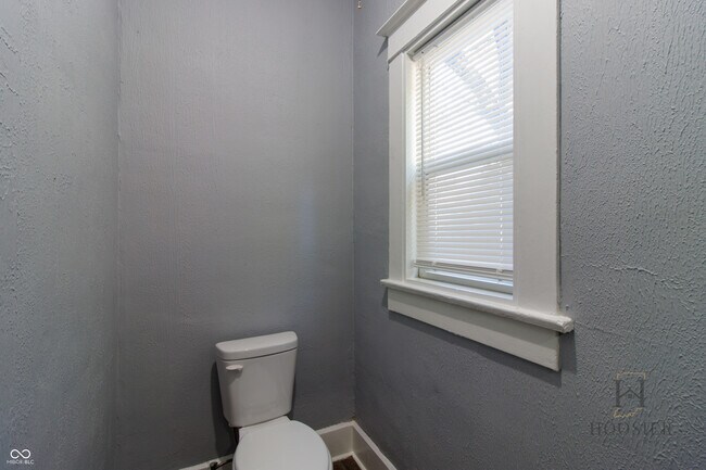 Building Photo - 616 N Temple Ave