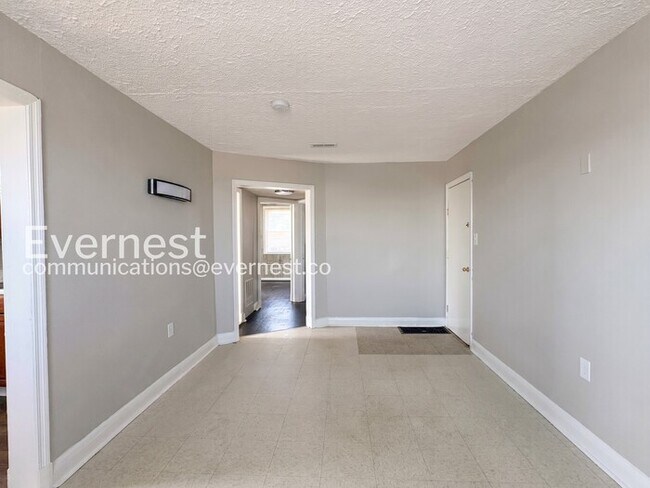 Building Photo - 2 Bed/1 Bath Townhome with Off-Street Parking / Pet-Friendly / Vouchers Accepted / Available Now!
