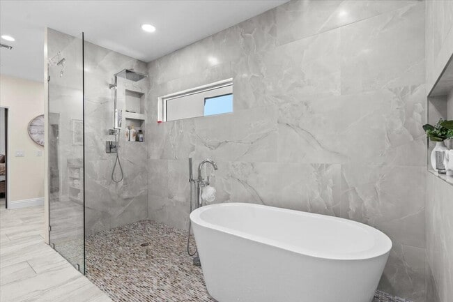 Building Photo - 48731 San Vicente St