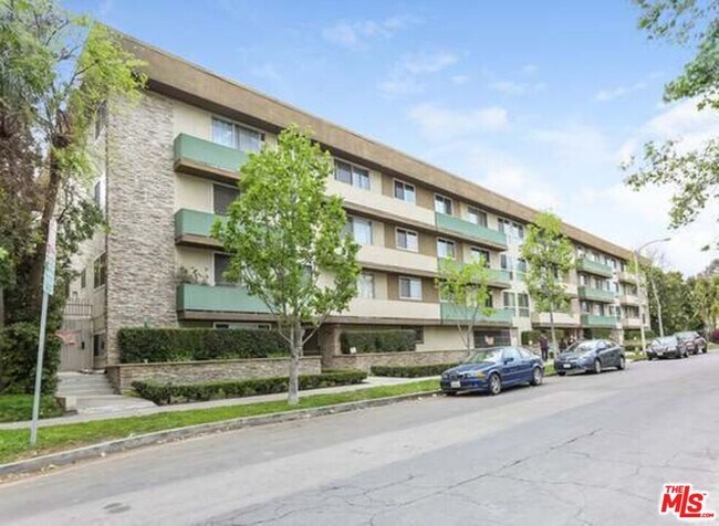 Building Photo - 525 N Sycamore Ave